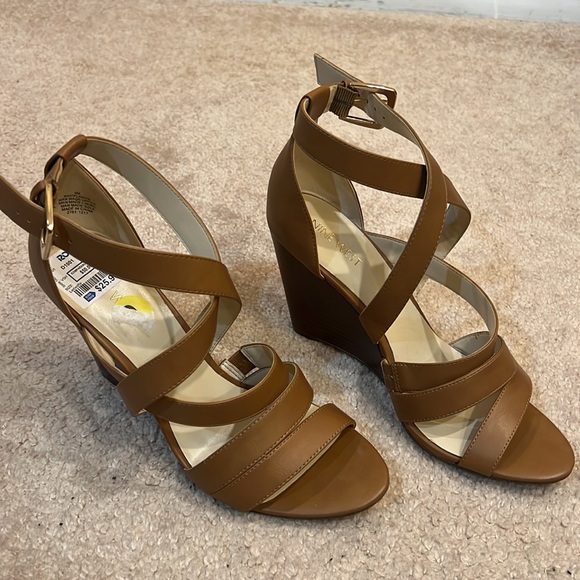 Nine West tan wedge sandals size 9M - Picture 2 of 4